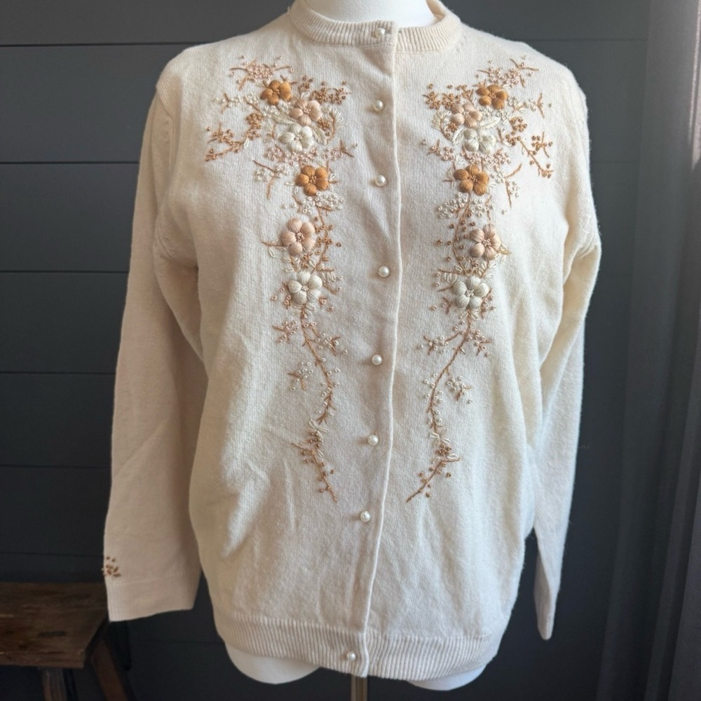 Vintage 40 Embroidered Button Up Cream Cardigan Feminine Floral Cottagecore